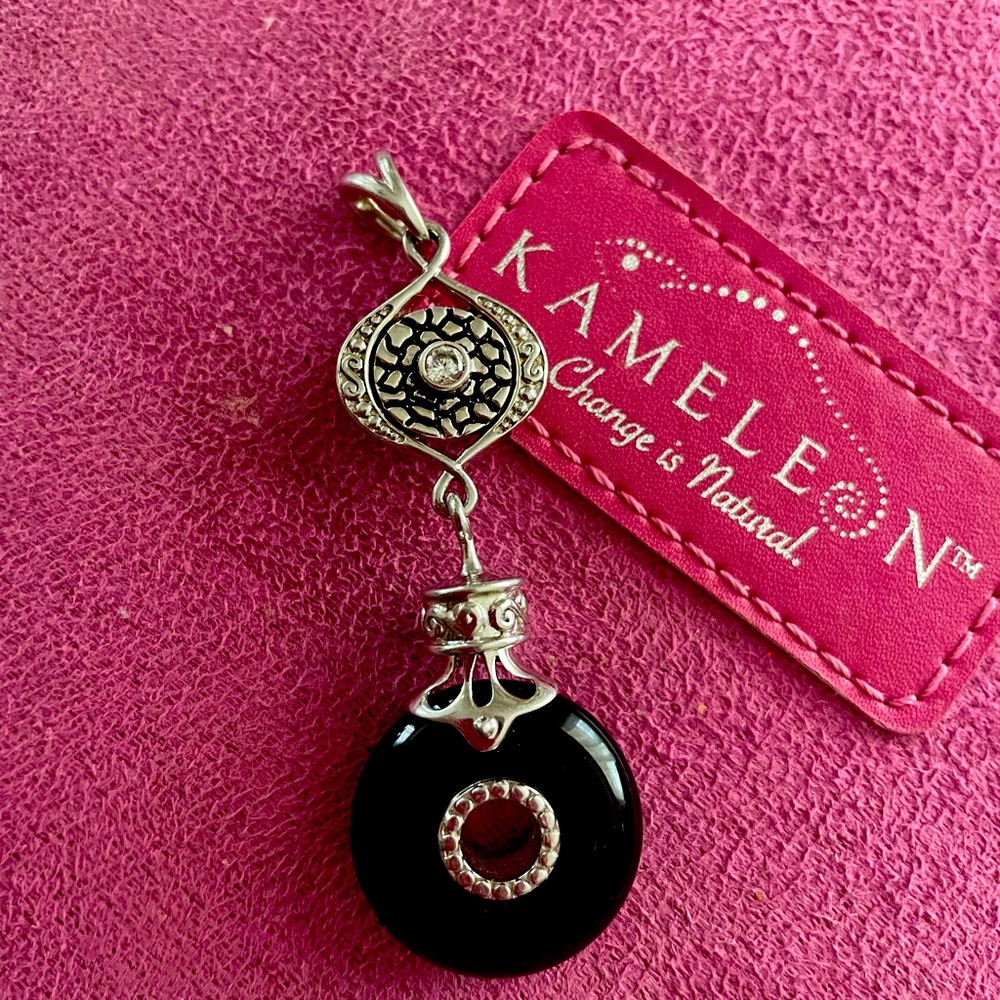 Kameleon charm for necklaces-holds one pop